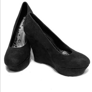Black sued platform wedges